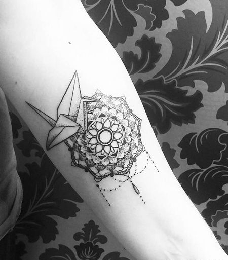 带着曼荼罗的折纸黑白千纸鹤纹身图片