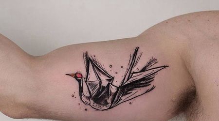 二头肌上的个性纸鹤纹身