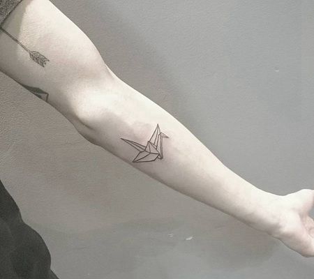 手臂小清新风格的折纸千纸鹤纹身图