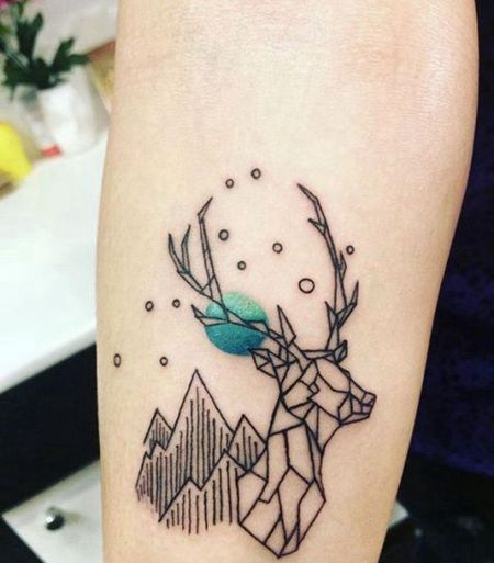 手臂漂亮的几何组成的鹿和山纹身图片