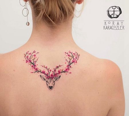 国外美女颈椎处鹿角开花的鹿头纹身图片