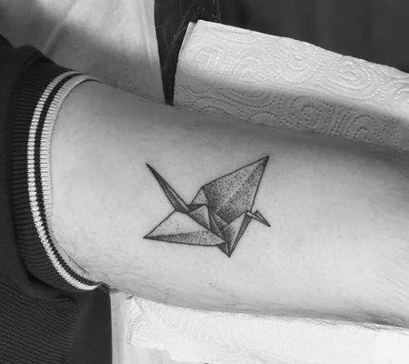 胳膊上黑白色折纸点刺千纸鹤纹身图片
