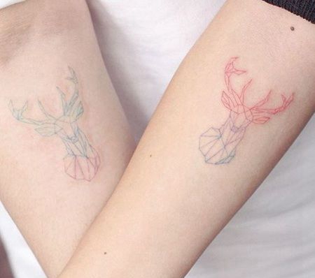 手臂漂亮的情侣线条鹿纹身图片