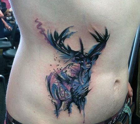 腰部个性的水彩鹿纹身图案