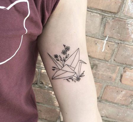 胳膊处带有花的唯美的折纸千纸鹤纹身图案