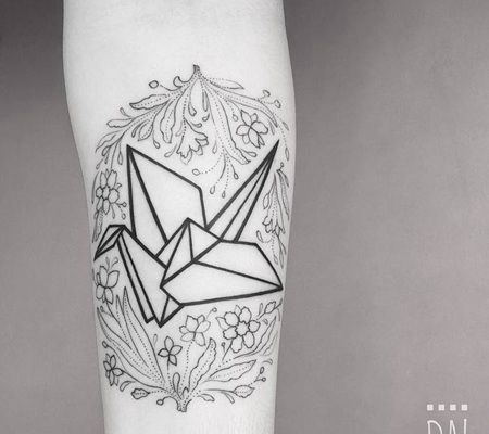 被花围绕着的折纸千纸鹤黑白纹身图案