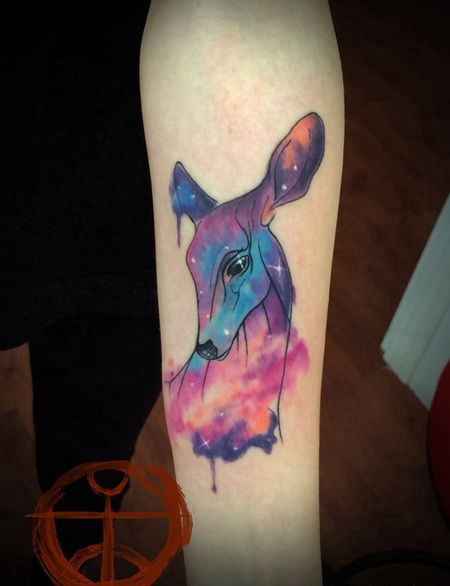 手臂漂亮的水彩鹿纹身图片