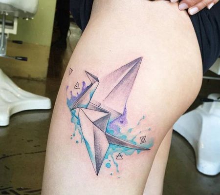 性感大腿水彩风格的千纸鹤折纸纹身图