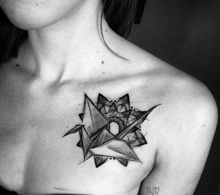 锁骨部位带有曼荼罗的写生纸鹤纹身