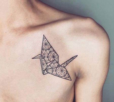 带有几何图案的纸鹤纹身