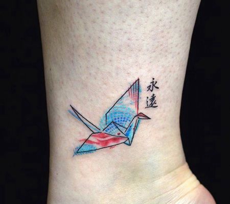 脚踝上彩色折纸千纸鹤和永远纹身图片