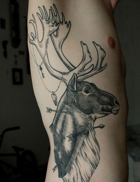 上半身侧面被箭射中的鹿纹身图案