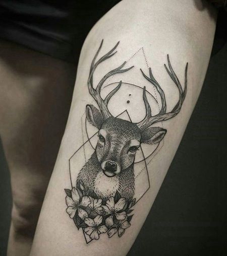 大腿带有几何元素的鹿和花纹身图案