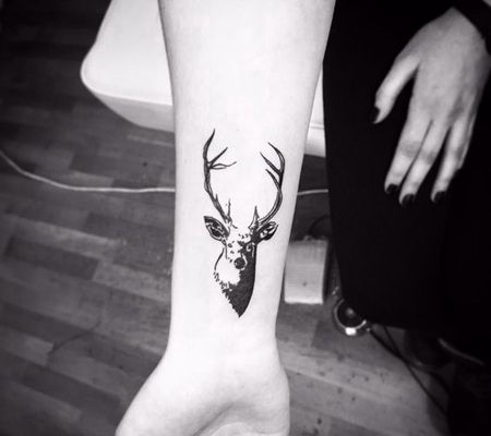 手臂内侧可爱的小型鹿纹身图案