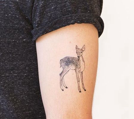 胳膊上可爱的小鹿纹身图案