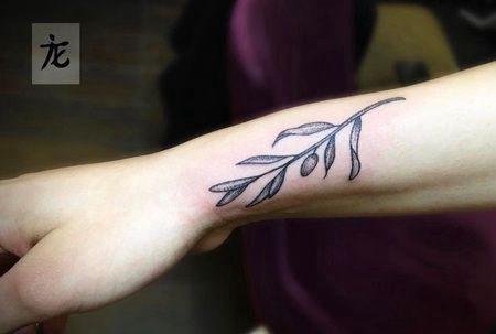 手腕上黑色橄榄枝纹身图案