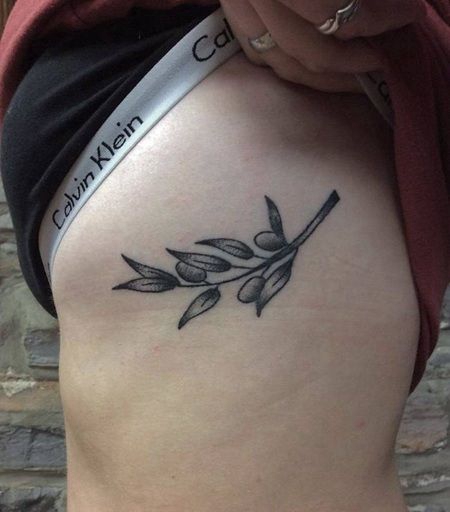 美女前部胸腔橄榄枝纹身图案