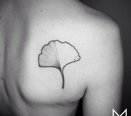 胸部黑白风格的银杏叶纹身图案