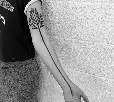 超长的黑色橄榄枝纹身图案