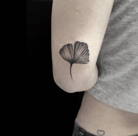 胳膊外侧可爱的银杏叶纹身图片