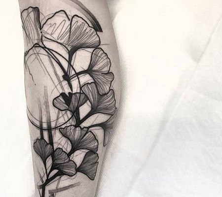 小腿上素描风格的银杏叶纹身图案