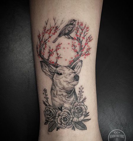 小腿处一只小鸟站长鹿角上的纹身图案
