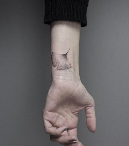 手腕上美丽的银杏叶纹身图案