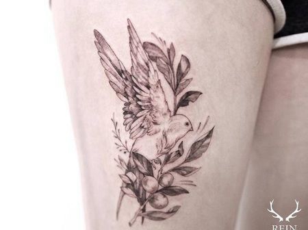 大腿处唯美的鸽子和橄榄枝纹身图案