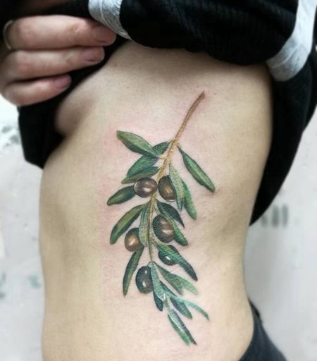 华丽的腰部侧面橄榄枝纹身图像