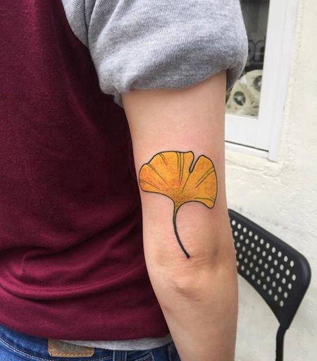 胳膊肘处黄色的银杏叶纹身图片