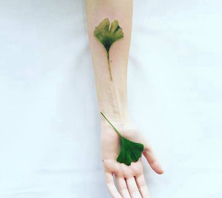 照着真实银杏叶纹身的图片