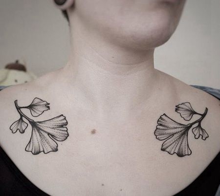 锁骨两边对称的银杏叶纹身图片