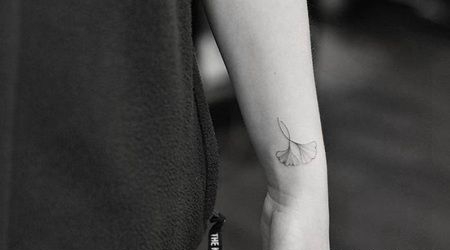 在手腕上微妙的银杏叶纹身图案