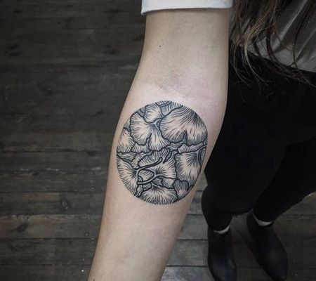 手臂上多个银杏叶组成一个圆形的纹身图案