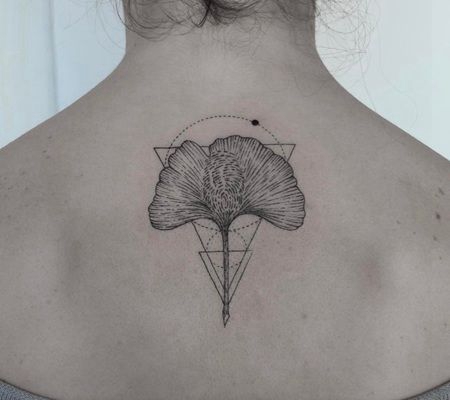 上背部有几何元素的银杏叶纹身图片