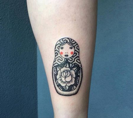 小腿后侧带有玫瑰花的红脸黑色套娃纹身图案