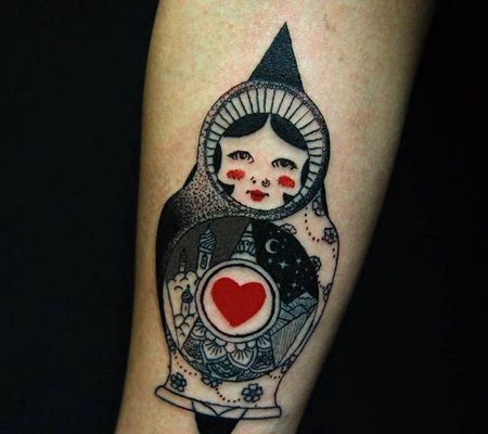 红脸红心的套娃纹身图案