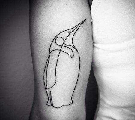 胳膊上线条企鹅黑白色纹身图案