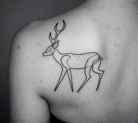 后背肩膀上正在行走的线条鹿纹身图案