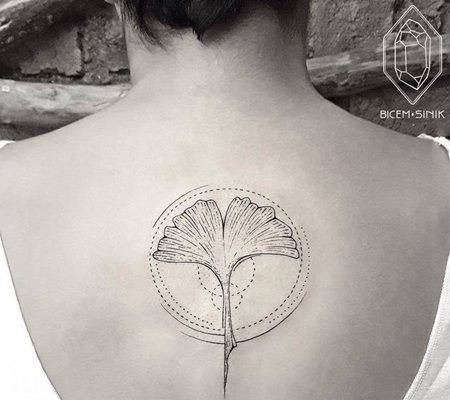 后背带有几何元素的唯美银杏叶纹身图片