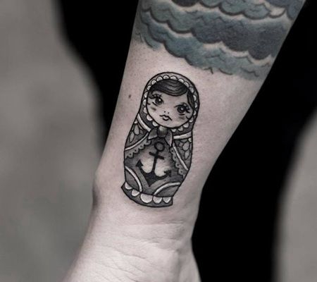 手腕处带船锚的套娃纹身图案