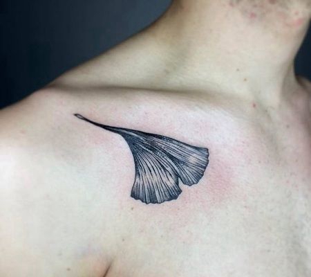 锁骨处单个黑色银杏叶纹身图案