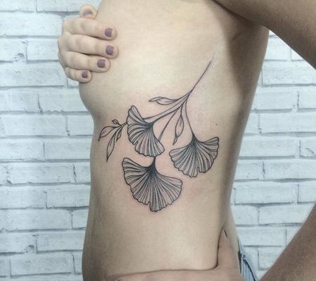 美女肋骨处漂亮的黑色线条银杏叶纹身图案