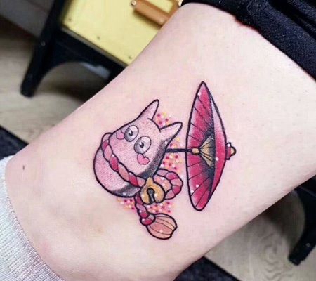 可爱的粉色龙猫举着伞的纹身图案