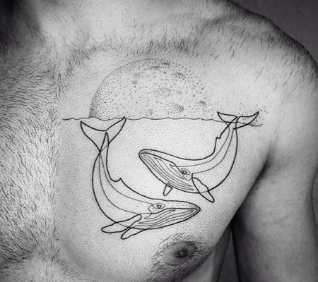 胸部两条线条鲸鱼嬉戏和太阳点刺纹身图案
