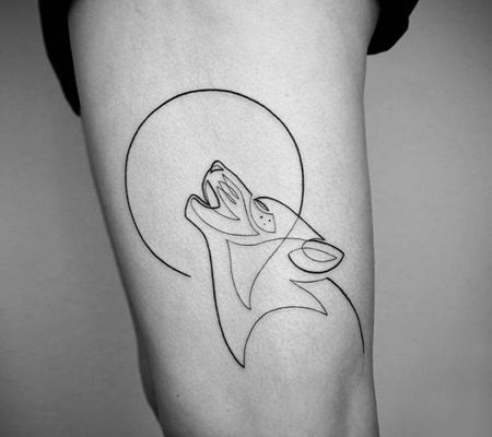 大腿处线条月亮和狼向天咆哮黑白纹身图案