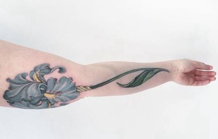 手臂上有浅蓝色的虹膜花纹身图片