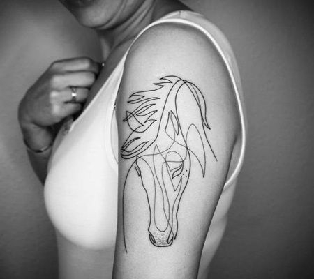 胳膊处漂亮的线条马头黑白纹身图案