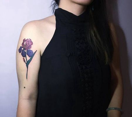 在二头肌上漂亮的蝴蝶花纹身图片