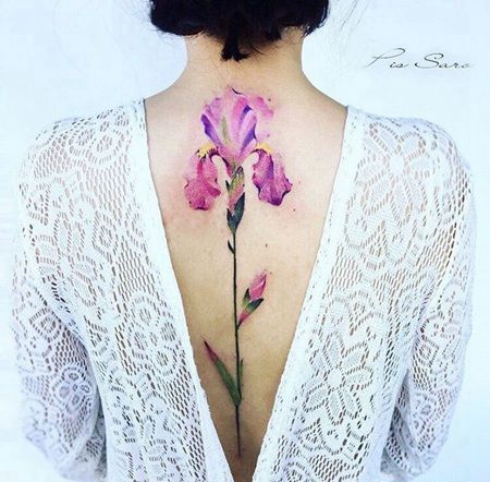 美女脊柱上纹了一枝水彩花卉图案
